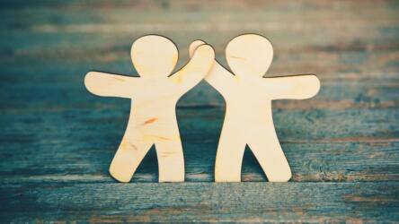 دعم الأصدقاء