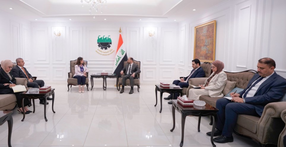 وزير الصناعة